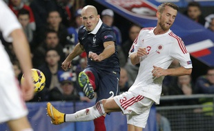 Ermir Lenjani tente de contrer le Lyonnais Christophe Jallet, lors du France-Albanie disputé au Stade de la route de la Lorient, le 14 novembre 2014.