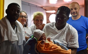 Les parents du petit Alex, né à nord du navire humanitaire «Aquarius», posent avec un médecin, une infirmière et le capitaine, le 25 mai 2016.