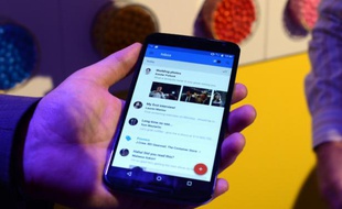 Un téléphone tournant avec le système d'exploitation de Google, Android, à New York le 29 octobre 2014