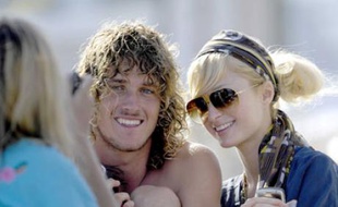 Paris Hilton et Tyler Atkins sur la plage de Malibu, le 14 juillet 2007.