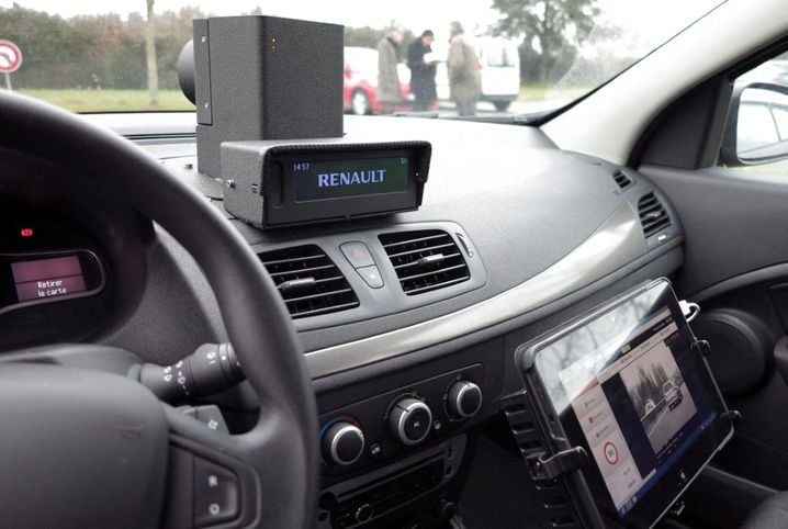 Il est possible de reconnaître des voitures-radars grâce à ces boîters posé sur le tableau de bord par exemple.
