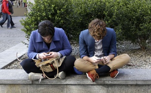 Illustration: De jeunes gens utilisent leur smartphone.
