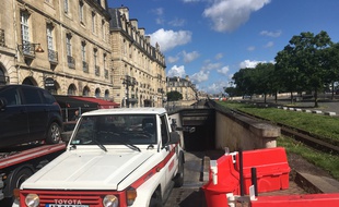 Les dépanneuses ont commencé à sortir des véhicules bloqués dans le parking des Salinières ce jeudi.