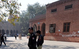 Une petite française de 11 ans, enlevée il y a sept ans en France par son père pakistanais qui l'avait emmenée clandestinement dans son pays, a été remise vendredi au Pakistan à sa mère française sur décision de la justice, a indiqué à l'AFP l'ambassade de France.