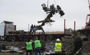 Des débris de l'avion de la Malaysia Airlines MH17 sont chargés sur un camion à Grabove (Ukraine) le 16 novembre 2014