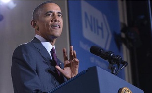 Le président américain Barack Obama appelle à débloquer un fonds d'urgence pour combattre l'épidée d'Ebola après une visite des locaux des Instituts américains de la Santé (NIH), le 2 décembre 2014 à Bethesda, dans la banlieue de Washington