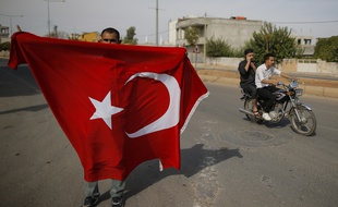 Un drapeau turc déployé en soutien à l'offensive
