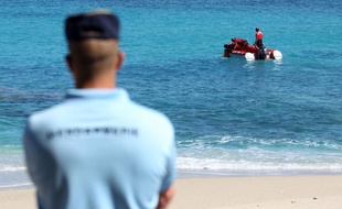 Un gendarme sur la plage de Boucan Canot, à Saint-Paul (La Réunion), le 20 septembre 2011.