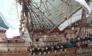 "Surprise, je constatai qu’il était très doué : la minutie des détails de ses reproductions de bateaux me laissa admirative"