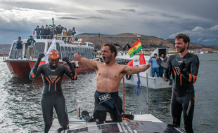 Après plus de 10 jours de nage et trois tempêtes traversées, les trois amis sont parvenus à rejoindre Puno et la partie péruvienne du lac Titicaca.