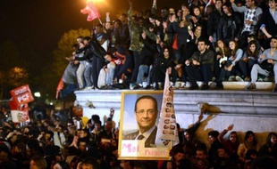 C'est là que le 10 mai 1981 la gauche avait fêté François Mitterrand, premier socialiste élu président sous la Ve République: dimanche, 31 ans plus tard, elle est revenue célébrer la victoire de François Hollande, place de la Bastille à Paris.