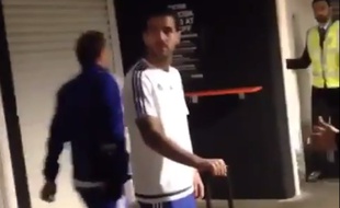 Cesc Fabregas, joueur de Chelsea, pris à partie par un steward.
