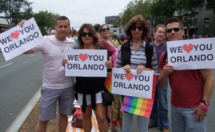 A la gay pride de West Hollywood, de nombreux participants affichent leur soutien à Orlando, après l'attaque terroriste du 12 juin 2016.