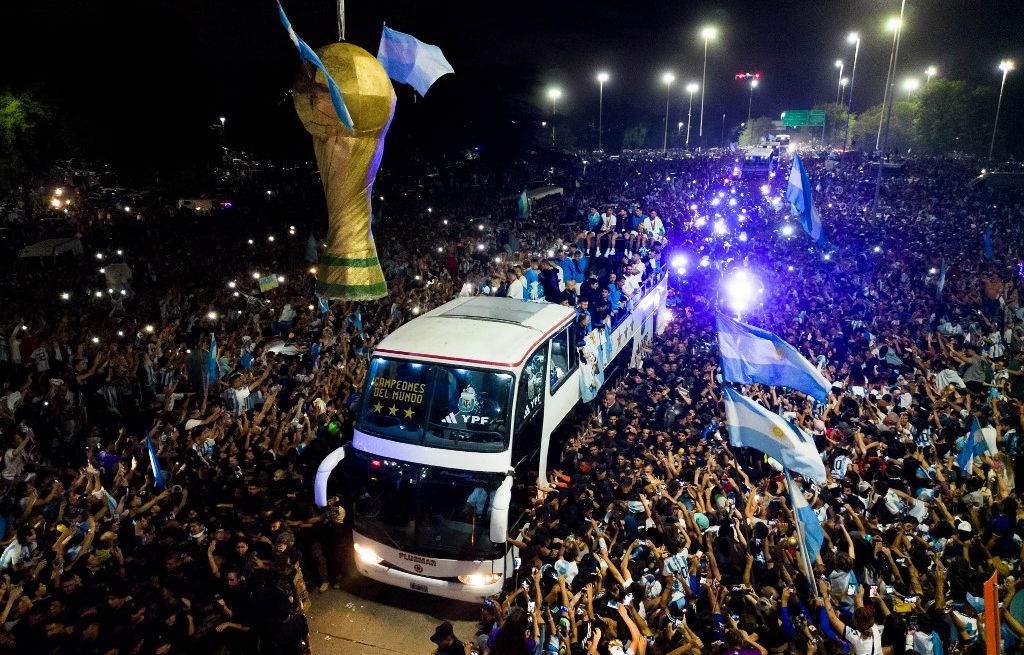 jugadores-argentinos-cerca-de-caerse-durante-festejos
