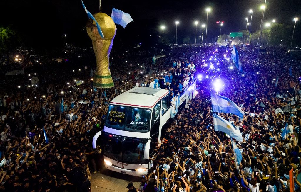 Jugadores argentinos cerca de caerse durante festejos