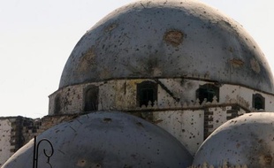 Immeubles aplatis comme des millefeuilles, arbres sectionnés, la célèbre mosquée Khaled Ben Walid défigurée: le quartier de Khaldiyé à Homs repris par l'armée syrienne, semble avoir été broyé par les mâchoires d'acier d'un géant furieux.