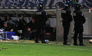 Des policiers sur le bord de la pelouse du stade Pierre-de-Coubertin, à Cannes (Archives)