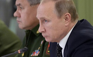 Le président russe Vladimir Poutine (d) et son ministre de la Défense Sergei Shoigu à Moscou le 17 novembre 2015