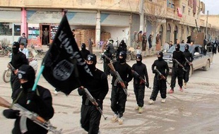 Djihadistes défilant dans Raqqa, en Syrie, en janvier 2014.