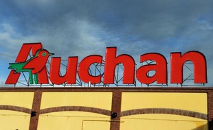 Enseigne d'un supermarché Auchan à Englos, dans le nord de la France, le 2 novembre 2012