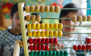 Des enfants derrière un boulier