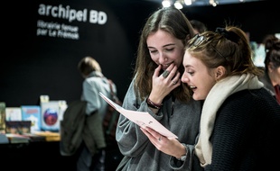 De jeunes lectrices, au Salon du livre de Montreuil