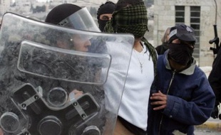 Des heurts entre lanceurs de pierres palestiniens et police israélienne ont toutefois éclaté après les prières dans plusieurs quartiers, a constaté un photographe de l'AFP.