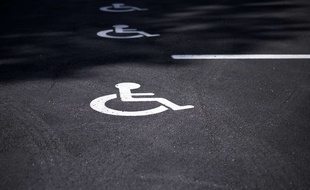 Des places réservées aux handicapés (illustration)