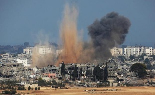 Vue prise du côté israélien le 10 aout 2014 montrant l'arrivée d'une frappe israélienne sur le territoire palestinien de la bande de Gaza