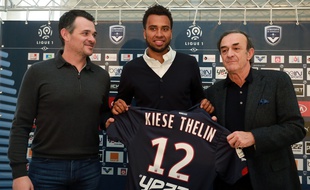 Isaac Kiese-Thelin (au c.) en compagnie de Willy Sagnol (à g.) et Jean-Louis Triaud (à d.) lors de sa présentation officielle aux Girondins de Bordeaux.