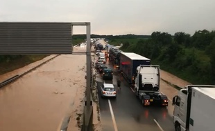 Une énorme coulée de boue a coupé l'autoroute A36 lundi soir entre Mulhouse et Belfort.