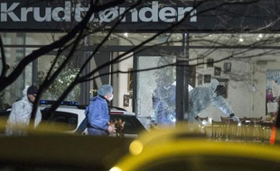 Des enquêteurs se sont rendus sur les lieux du centre culturel à Copenhague, où une fusillade a fait au moins un mort le 14 février 2015