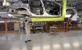 Un ouvrier chinois sur la chaîne d'assemblage de l'usine automobile Dongfeng Peugeot Citroën à Wuhan, dans la province centrale chinoise de Hubei, le 11 avril 2012