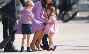La princesse Charlotte dans les bras de sa mère lors d'un précédent chagrin, le 21 juillet.