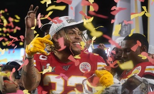 Tyrann Mathieu et les Chiefs de Kansas City célèbrent leur victoire contre les San Francisco 49ers, à Miami Gardens le 2 février 2020.
