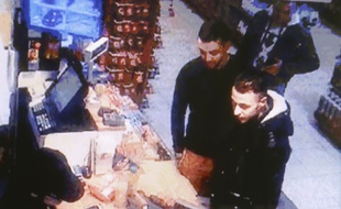 Mohamed Abrini et Salah Abdeslam, filmés par la caméra de surveillance d'une station-service à Ressons, lors de leur fuite vers la Belgique.