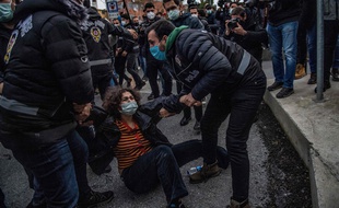 Une femme arrêtée par la police turc devant l'Université du Bosphore, à Istanbul le 1er février 2021.