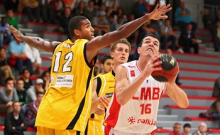 Lille, le 17 septembre 2012. Match de preparation de la saison 2012-2013 du Lille Metropole Basket Club (LMBC - Pro B) contre Bonlogne-sur-Mer (SOMB - Pro B) au Palais St Sauveur.