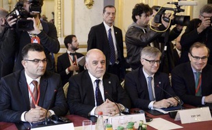 Le Premier ministre irakien Haider al-Abadi (c) et des membres de la coalition anti-EI à Paris, le 2 juin 2015