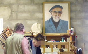 Illustration dans le magasin Emmaüs Vénissieux près de Lyon.