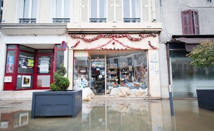 Une boutique à Nemours. 03/06/2016. Credit:Vincent Loison/SIPA/