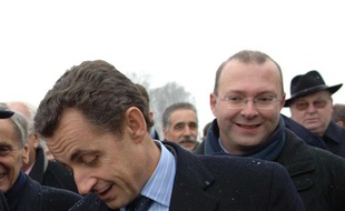 Le député UMP Damien Meslot au deuxième plan, derrière Nicolas Sarkozy, le 27 janvier 2006 à Belfort.