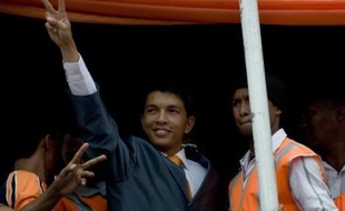 En tout, une centaine de personnes ont été tuées dans les violences qui ont émaillé depuis le 26 janvier le bras de fer entre M. Rajoelina et le président Ravalomanana dans la grande île de l'océan Indien.