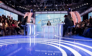 Le plateau de «Touche pas à mon poste» lors de la saison 2015-2016.