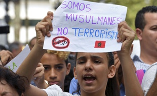 Le 19 août 2017, à Barcelone, une jeune fille brandit une pancarte : «Nous sommes musulmans, pas terroristes.».
