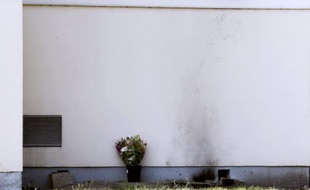 La plainte déposée par la famille d'un salarié de France Télécom qui s'est immolé par le feu en avril 2011 sur son lieu de travail à Mérignac (Gironde) a été rejetée, et la procédure a été jointe à une autre à Paris, a indiqué dimanche la famille qui appelle à manifester lundi contre cette décision.