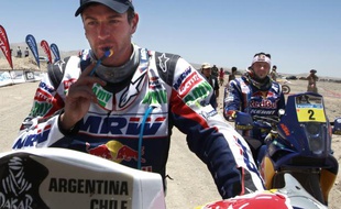 Le pilote espagnol Marc Coma (à g.) s'hydrate sur le Dakar, le 5 janvier 2011 à Calama.