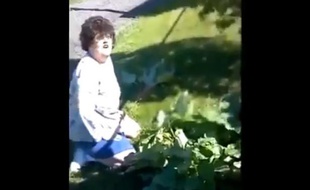 Une femme de l'Iowa vole de la rhuarbe à sa voisine.