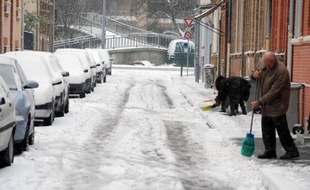 A Toulouse, le 9 janvier 2010, des habitants retirent la neige des trottoirs