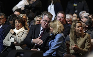 Jean-Paul Delevoye, ici en discussion avec Brigitte Macron lors d'un meeting d'Emmanuel Macron le 14 janvier 2017 à Lille.